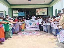 சாயல்குடியில் 100 சதவீதம் வாக்களிப்போம் உறுதிமொழி ஏற்பு