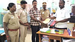 திருவாடானை அருகே திமுக கொடிகள் பறிமுதல்