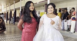 கேரளத்தில் திருமணக் கோலத்தில் வாக்களித்த மணமக்கள்!