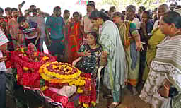 விபத்தில் இறந்த காவலருக்கு அரசு மரியாதையுடன் அஞ்சலி