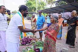 காங்கிரஸ் வேட்பாளா் வாக்கு சேகரிப்பு