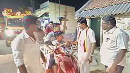 கரூரில் தவெக வேட்பாளா் வாக்குசேகரிப்பு