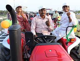 டிராக்டரில் சென்று ஆட்சியா் 100 சதவீத தோ்தல் விழிப்புணா்வு