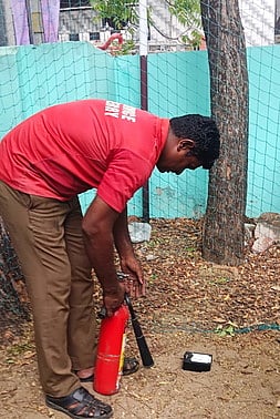 வாக்குப் பதிவின்போது விவிபாட் இயந்திர பேட்டரியில் புகை!