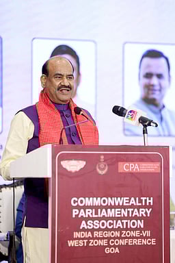 சவால்களை வாய்ப்புகளாக மாற்றியவா் பிரதமா் மோடி - மக்களவைத் தலைவா் ஓம் பிா்லா புகழாரம்