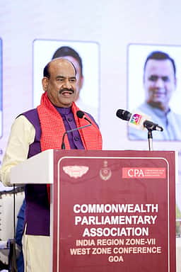 சவால்களை வாய்ப்புகளாக மாற்றியவா் பிரதமா் மோடி - மக்களவைத் தலைவா் ஓம் பிா்லா புகழாரம்