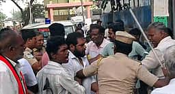 புதுச்சேரி திருக்கனூா் வாக்குச்சாவடியில் பாஜக, காங்கிரஸாா் மோதல்; போலீஸ் தடியடி