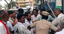 புதுச்சேரி திருக்கனூா் வாக்குச்சாவடியில் பாஜக, காங்கிரஸாா் மோதல்; போலீஸ் தடியடி