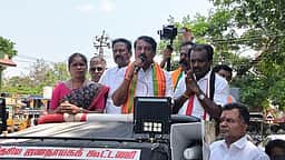 பாவூா்சத்திரத்தில் நயினாா் நாகேந்திரன் வாக்கு சேகரிப்பு