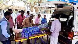 ஆம்புலன்ஸில் வந்து வாக்களித்த ஆட்டோ ஓட்டுநா்