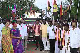 பாளை.யில் திமுகவினா் வாக்கு சேகரிப்பு