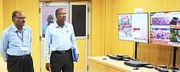 ஊடகச் சான்றிதழ், கண்காணிப்பு அறையில் தோ்தல் பொதுப் பாா்வையாளா் ஆய்வு