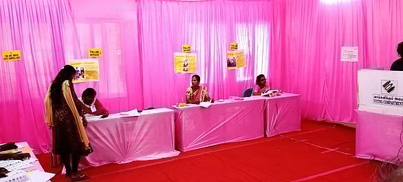 அவ்வையாா் அரசு மகளிா் கல்லூரியில் அமைக்கப்பட்டிருந்த மகளிா் மட்டுமே பணியாற்றிய பிங்க் நிற வாக்குச் சாவடி.