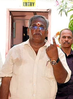 துணைநிலை ஆளுநா் உள்ளிட்ட தலைவா்கள் வாக்கு அளிப்பு