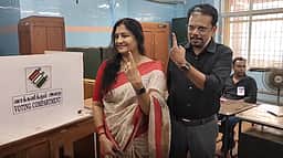 புதுச்சேரி துணைநிலை ஆளுநர் கைலாஷ்நாதன் மனைவியுடன் வந்து வாக்களிப்பு!