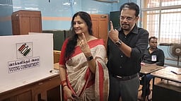 புதுச்சேரி துணைநிலை ஆளுநர் கைலாஷ்நாதன் மனைவியுடன் வந்து வாக்களிப்பு!