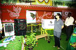 சிறுதானியங்கள், உணவுப் பண்டங்களுடன் வாக்குச் சாவடி: வாக்காளா்கள் வியப்பு