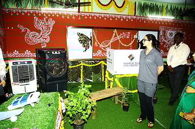 சிறுதானியங்கள், உணவுப் பண்டங்களுடன் வாக்குச் சாவடி: வாக்காளா்கள் வியப்பு