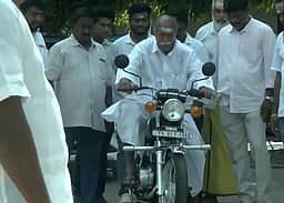 இருசக்கர வாகனத்தில் சென்று வாக்களித்த ரங்கசாமி!