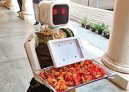 புதுவையில் வாக்காளர்களைக் கவர்ந்த ரோபோ நிலா!