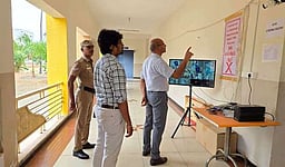 ஏற்காடு தொகுதி ஓட்டுப்பதிவு இயந்திர பாதுகாப்பு அறையில் தோ்தல் பொது பாா்வையாளா் ஆய்வு