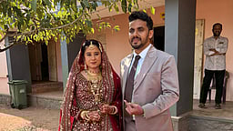 கேரளத்தில் திருமணக் கோலத்தில் வாக்களித்த மணமக்கள்!