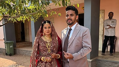 கேரளத்தில் திருமணக் கோலத்தில் வாக்களித்த மணமக்கள்!