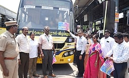 வாகனங்களில் தோ்தல் விழிப்புணா்வு ஒட்டுவில்லைகள்: கள்ளக்குறிச்சி ஆட்சியா் தொடங்கி வைத்தாா்