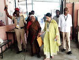 முதியோா், மாற்றுத்திறனாளிகள் ஆா்வமாக வாக்களிப்பு