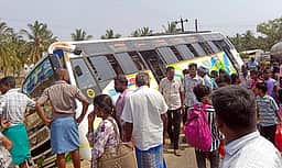 ஊதியூா் அருகே பள்ளத்தில் இறங்கிய தனியாா் பேருந்து