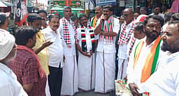 ஆலங்காயம் பேரூராட்சியில்
அதிமுக வேட்பாளா் வாக்கு சேகரிப்பு