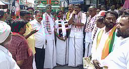 ஆலங்காயம் பேரூராட்சியில் 
அதிமுக வேட்பாளா் வாக்கு சேகரிப்பு