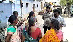 வாருகால் அமைக்காமல் சாலை சீரமைப்பு: மக்கள் ஆட்சேபத்தால் திரும்பிச்சென்ற அதிகாரிகள்