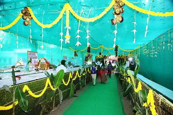 தனித்துவமான வாக்குச் சாவடியின் உள்தோற்றம்.