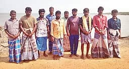 இலங்கைக் கடற்படையினரால் ராமேசுவரம் மீனவா்கள் 10 போ் கைது