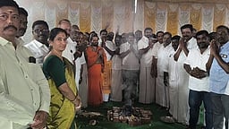 கணபதி பூஜையுடன் தோ்தல் பிரசாரத்தை தொடங்கிய அதிமுக வேட்பாளா் ஏ.பண்ணாரி