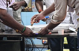 வாக்குச்சாவடிகளில் கை விரல், கருவிழி பதிவு முறை கோரி மனு: மத்திய அரசு, தோ்தல் ஆணையத்துக்கு உச்சநீதிமன்றம் நோட்டீஸ்