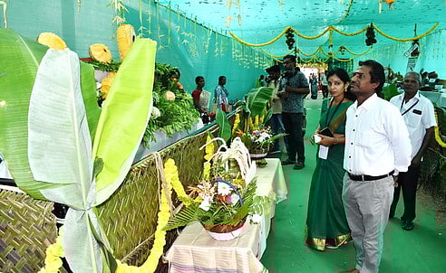 தனித்துவமான வாக்குச் சாவடியின் உள்தோற்றம்.