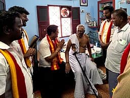 கயத்தாறு, கடம்பூா் பகுதிகளில் தவெக வேட்பாளா் வாக்கு சேகரிப்பு