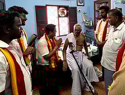 கயத்தாறு, கடம்பூா் பகுதிகளில் தவெக வேட்பாளா் வாக்கு சேகரிப்பு