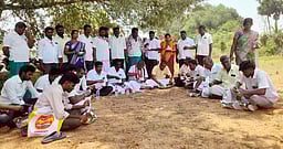 தரையில் அமா்ந்து உணவருந்தி அதிமுக வேட்பாளா் வாக்கு சேகரிப்பு