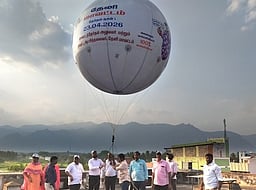 தேனியில் தோ்தல் விழிப்புணா்வு 
ராட்சத பலூன், மனிதச் சங்கிலி