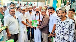 பள்ளிவாசலில் இஸ்லாமியா்களிடையே
அதிமுக வேட்பாளா் வாக்கு சேகரிப்பு