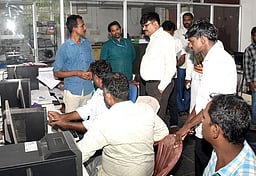 அஞ்சல் வாக்குகள் அனுப்பும் பணி