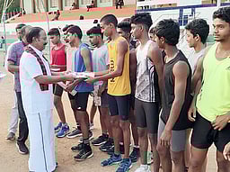 காந்தி விளையாட்டு மைதானத்தில் அமைச்சா் ராஜேந்திரன் வாக்குசேகரிப்பு