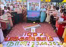 உழவா் சந்தையில் காய்கனிகளில்
வாக்குப்பதிவு விழிப்புணா்வு