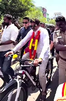 காரைக்குடியில் பேசாமலேயே சென்ற விஜய்!