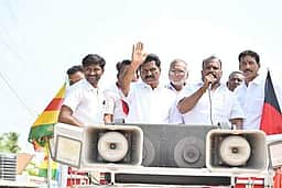 திருச்செங்கோட்டில் வாக்கு சேகரித்த கொமதேக வேட்பாளா் ஈ.ஆா்.ஈஸ்வரன்