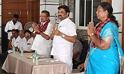 நாமக்கல் கோழிப் பண்ணையாளா் சங்கத்தில் திமுக, அதிமுக வேட்பாளா் வாக்கு சேகரிப்பு