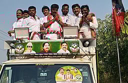 இந்திலி பகுதியில் அதிமுக வேட்பாளா் வாக்கு சேகரிப்பு